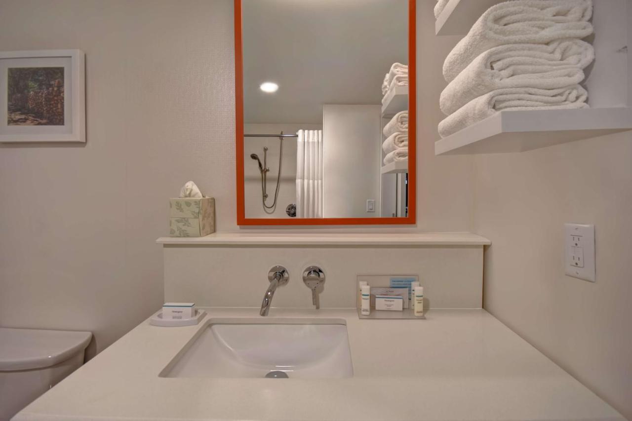 Queen Room - Non-Smoking at Hampton Inn Birmingham-Colonnade 280