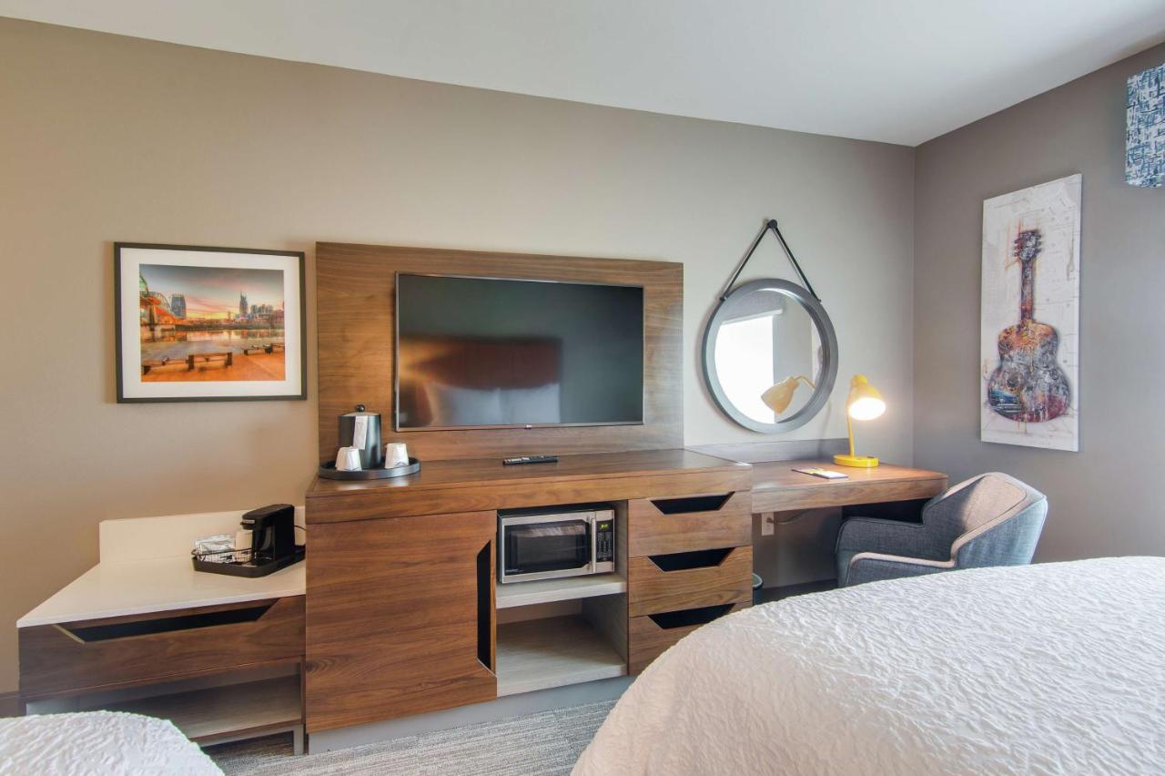 Queen Room with Two Queen Beds - Hearing Accessible/Non-Smoking at Hampton Inn & Suites Nashville North Skyline