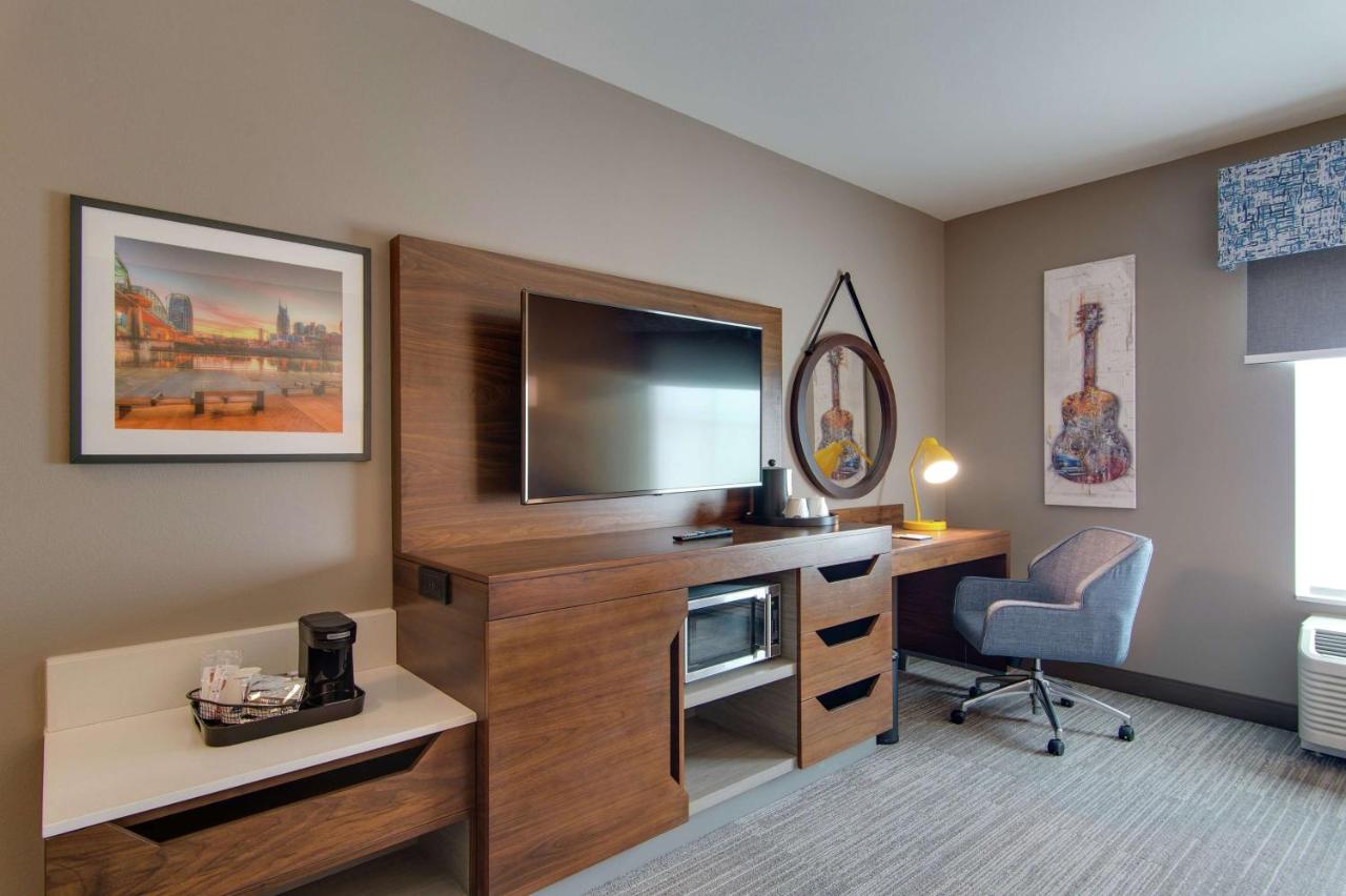 Queen Room with Two Queen Beds - Hearing Accessible/Non-Smoking at Hampton Inn & Suites Nashville North Skyline