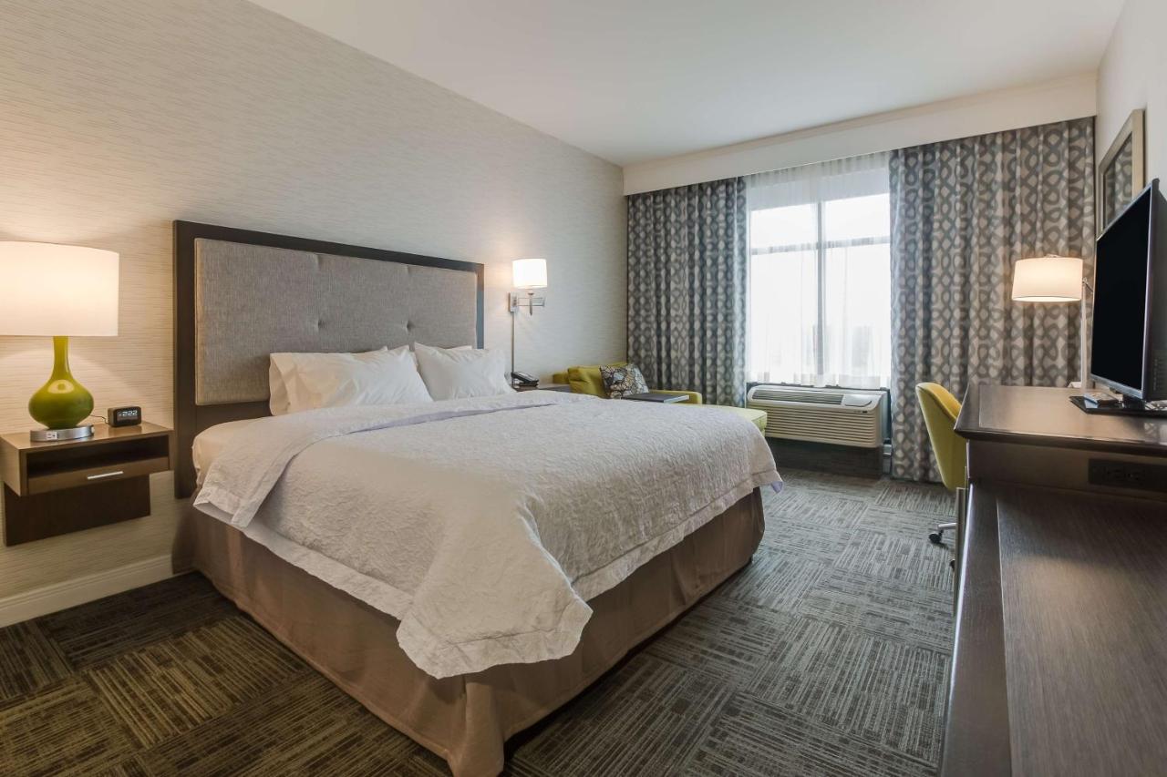 King Suite - Mobility/Hearing Access with Roll In Shower - Non-Smoking at Hampton Inn White House