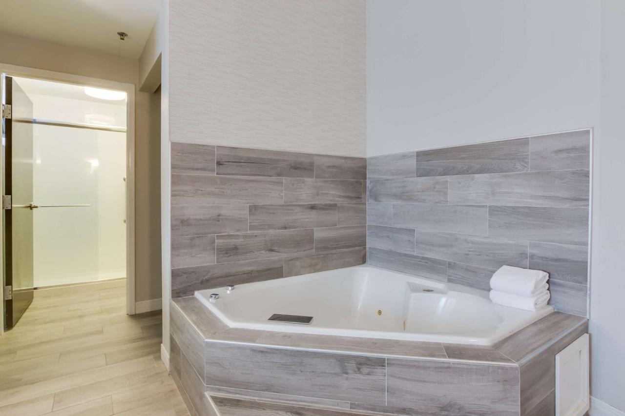King Room with Spa Bath at Hampton Inn White House