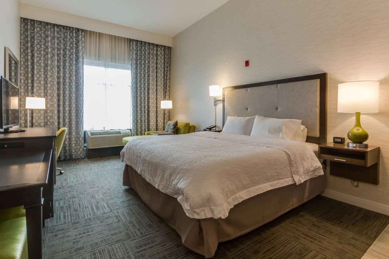 King Suite - Mobility/Hearing Access with Roll In Shower - Non-Smoking at Hampton Inn White House