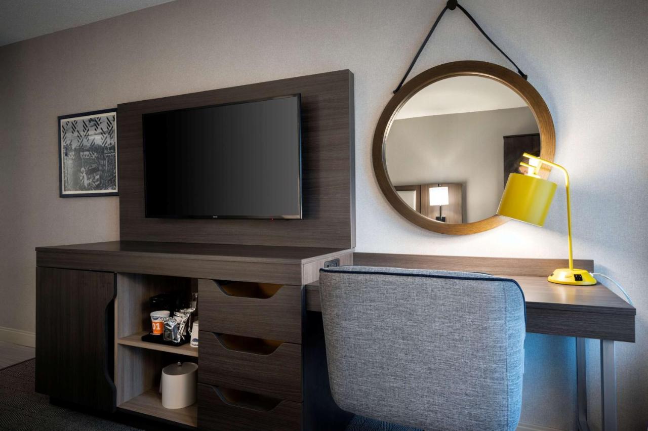 Queen Room with Roll in Shower - Disability Access/Non-Smoking at Hampton Inn by Hilton Boston/Cambridge