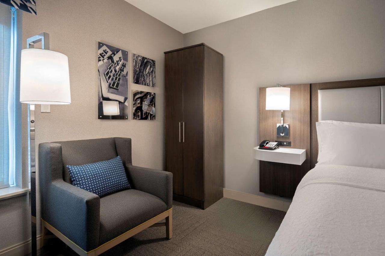 Queen Room with Roll in Shower - Disability Access/Non-Smoking at Hampton Inn by Hilton Boston/Cambridge