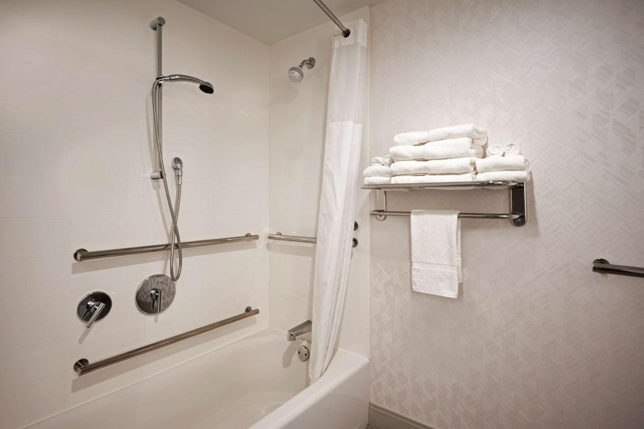 Queen Room with Bath Tub - Hearing Accessible at Hampton Inn by Hilton Boston/Cambridge