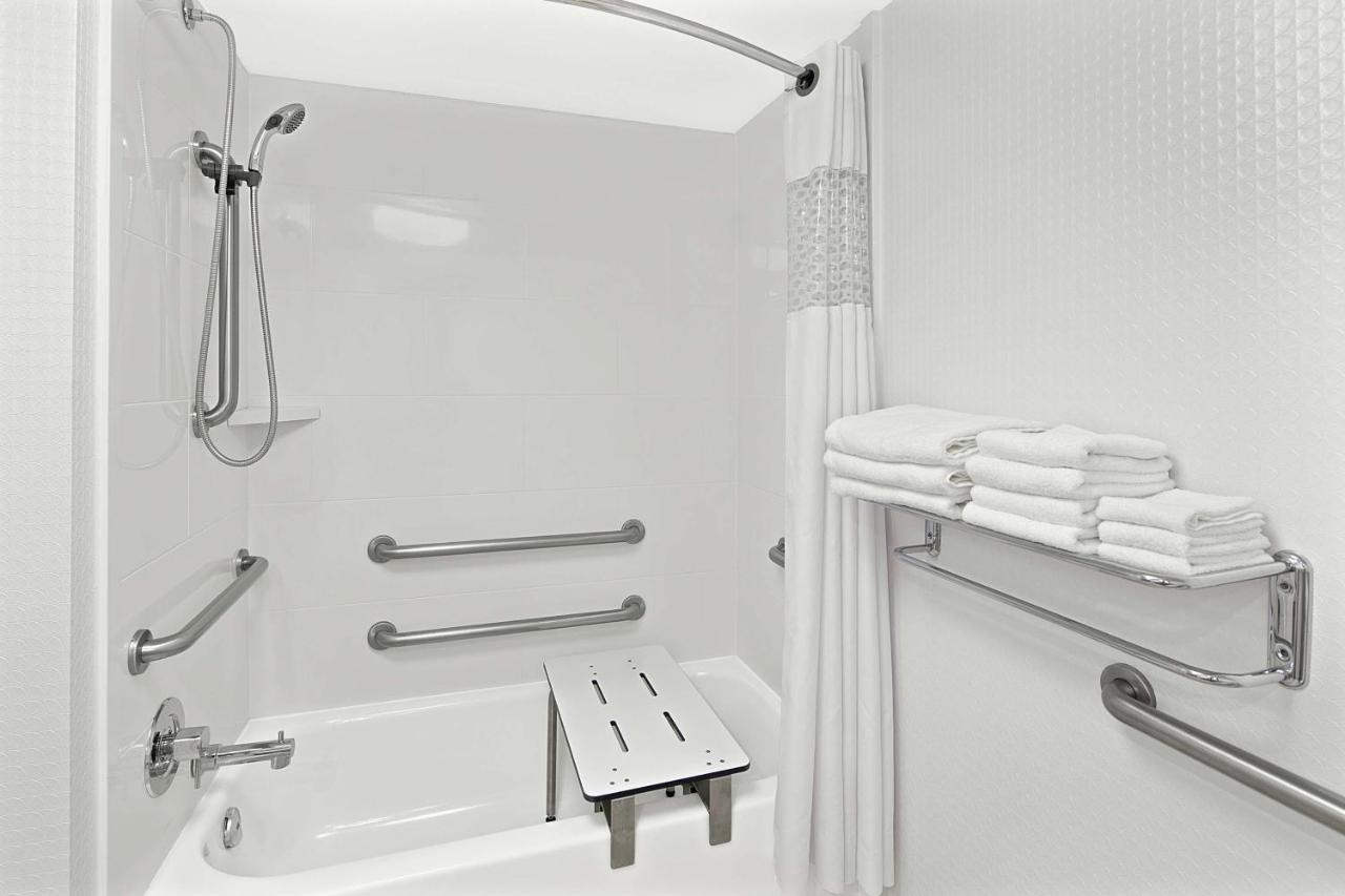 King Room with Bath Tub - Disability Access and Hearing Accessible/Non-Smoking at Hampton Inn Atlanta - Newnan
