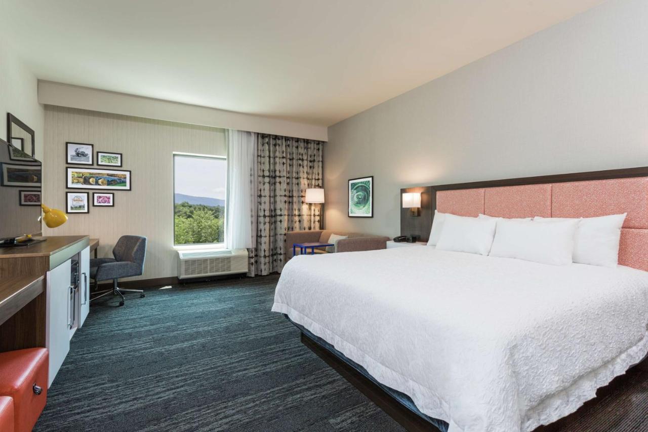 Executive King Room - Non-Smoking at Hampton Inn Cumberland