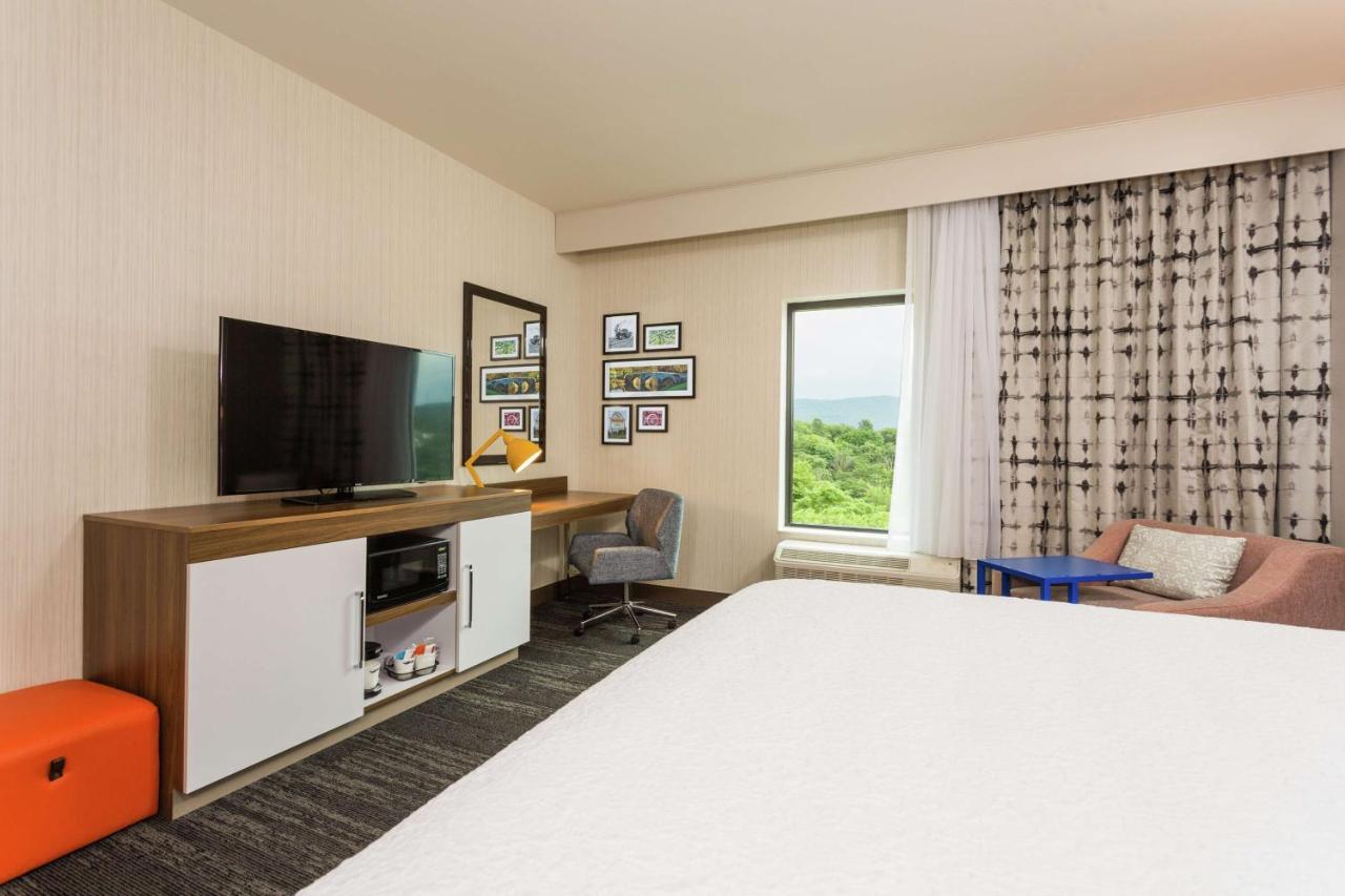 King Room at Hampton Inn Cumberland