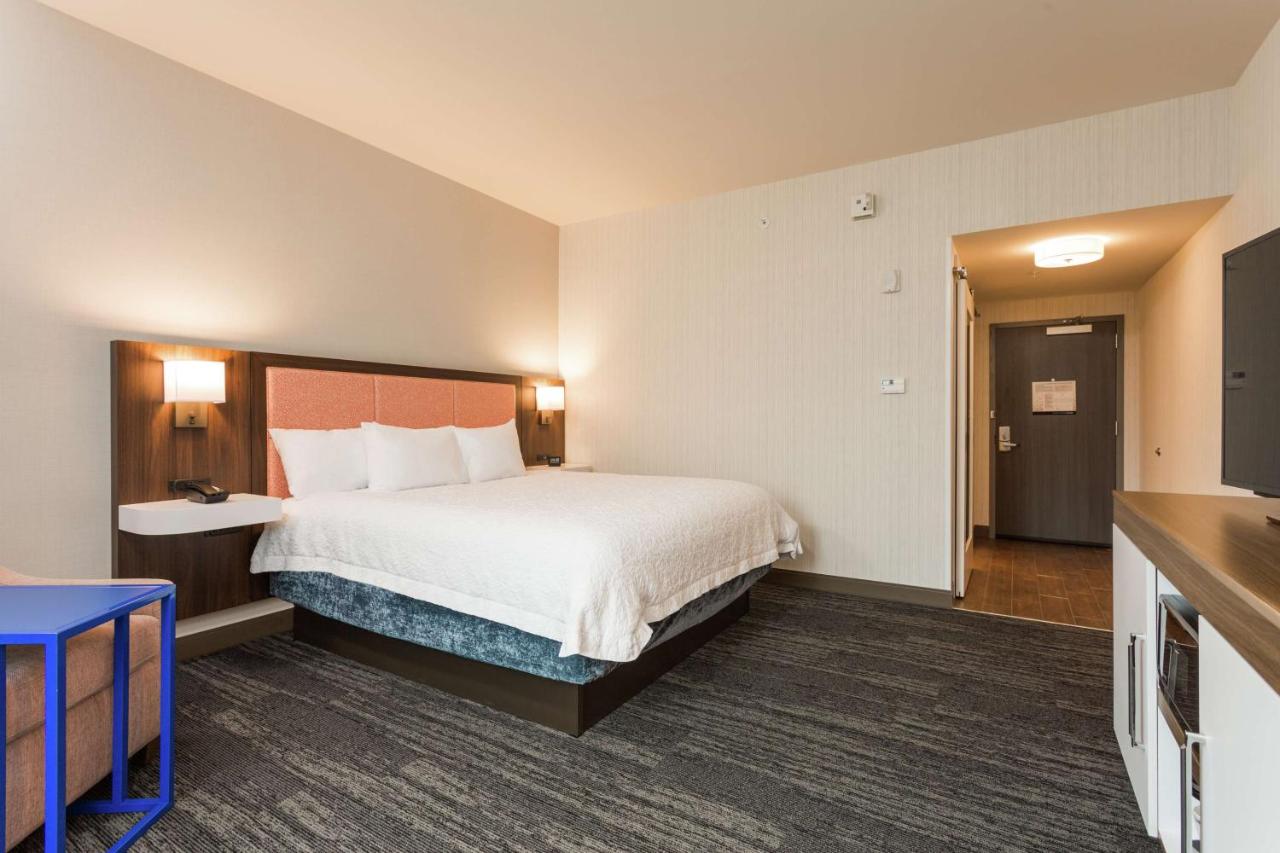 King Room at Hampton Inn Cumberland