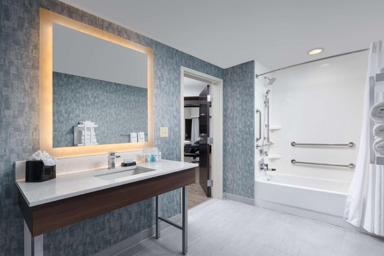 King Room Hearing Accessible - Non-Smoking at Hampton Inn & Suites Chattanooga/Downtown