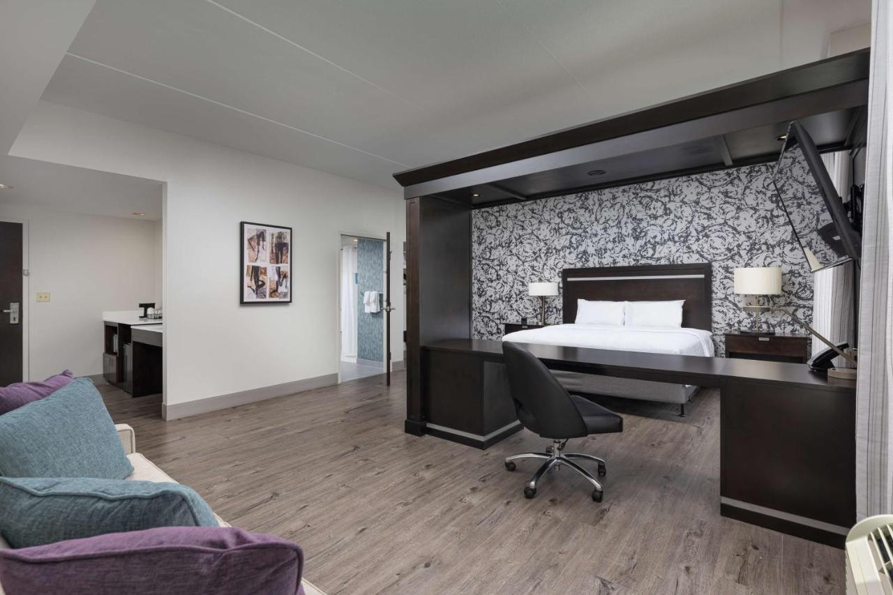 King Room with Sofabed/ Roll-In Shower -Disability/Hearing Accessible-Non-Smoking at Hampton Inn & Suites Chattanooga/Downtown