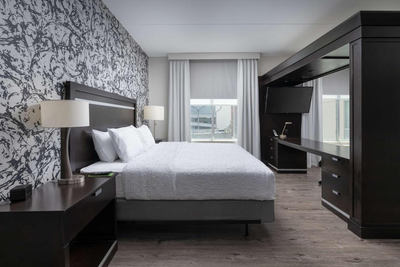 King Room with Sofabed/ Roll-In Shower -Disability/Hearing Accessible-Non-Smoking at Hampton Inn & Suites Chattanooga/Downtown