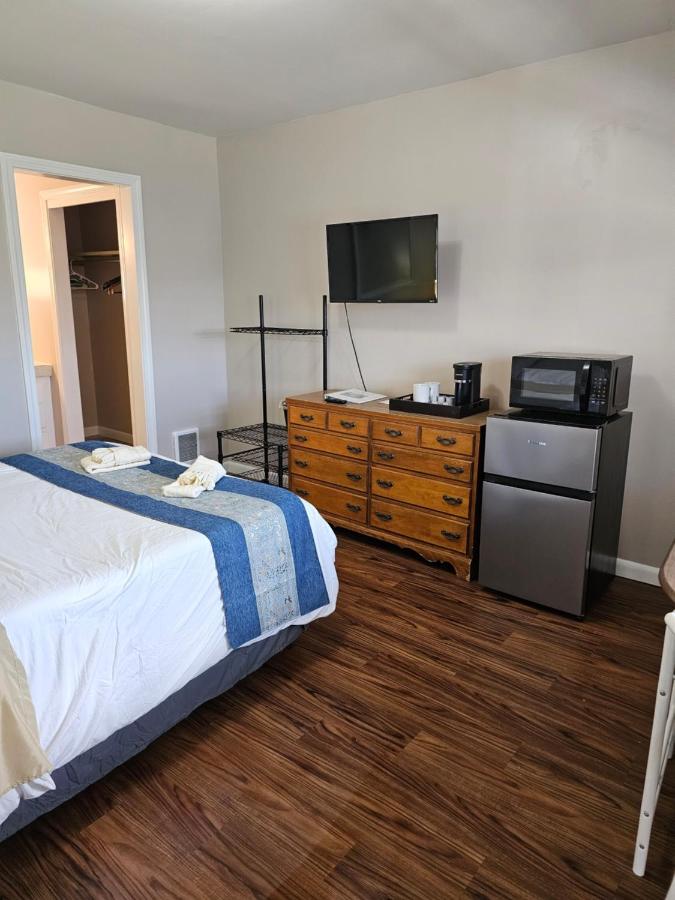| Lake Shore Farm Inn