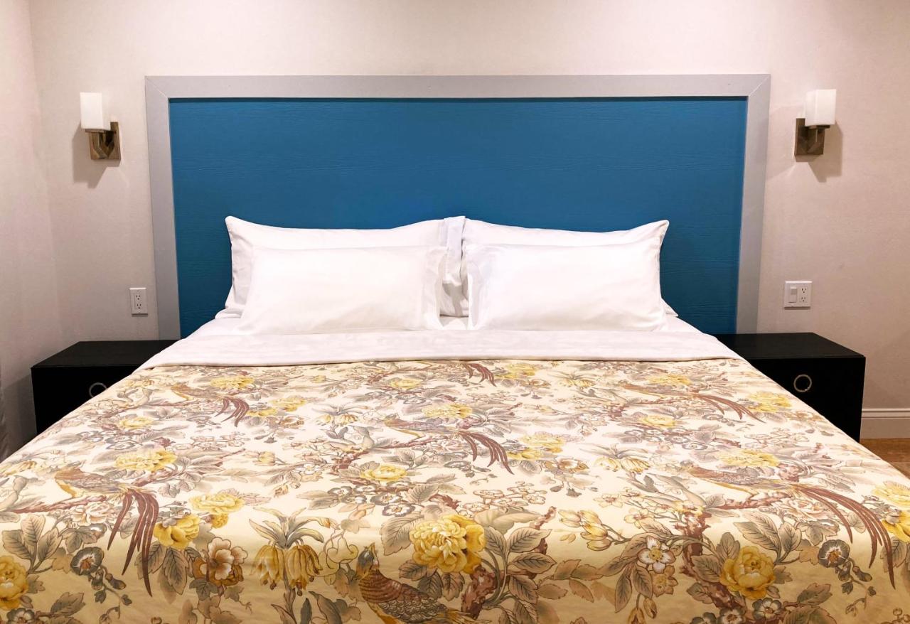 Standard King Room at Retreat at Crystal Manatee