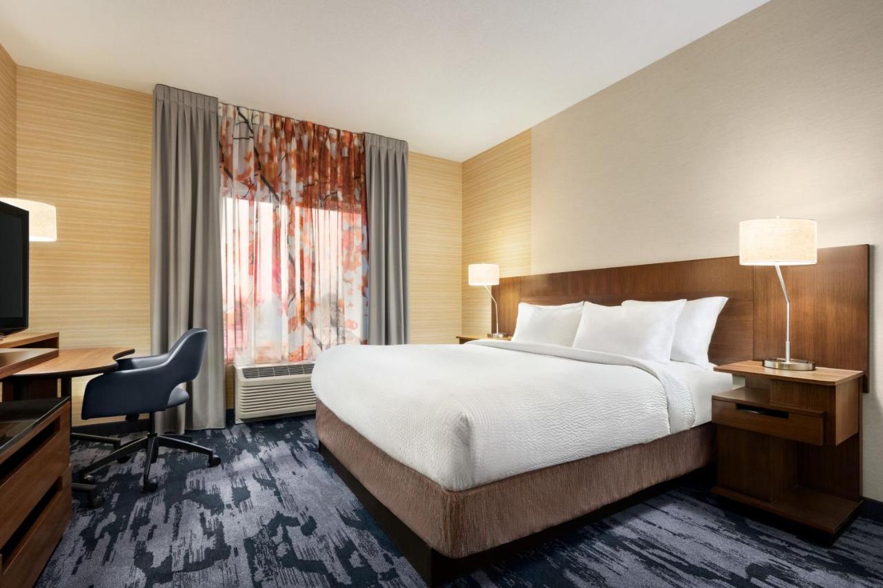King Room at Fairfield Inn & Suites Hershey Chocolate Avenue