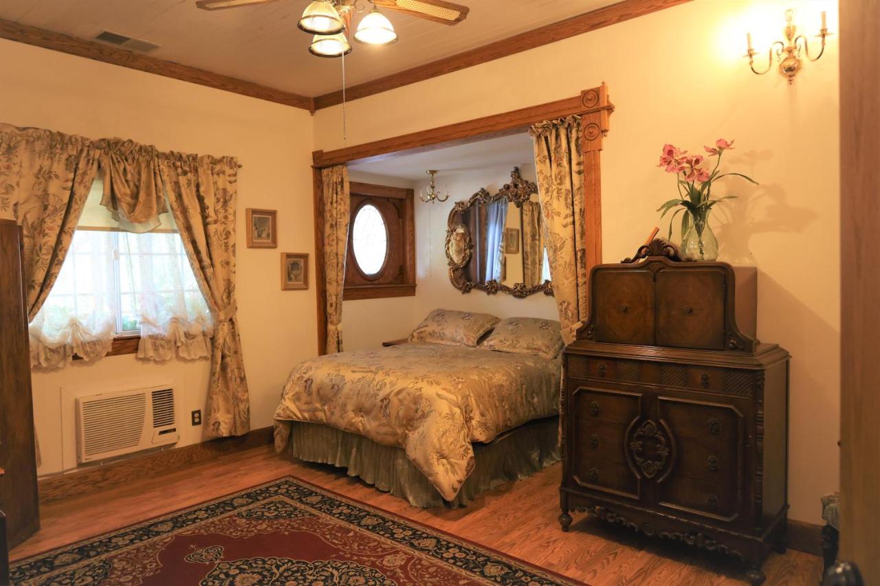 | Mariposa Hotel Inn