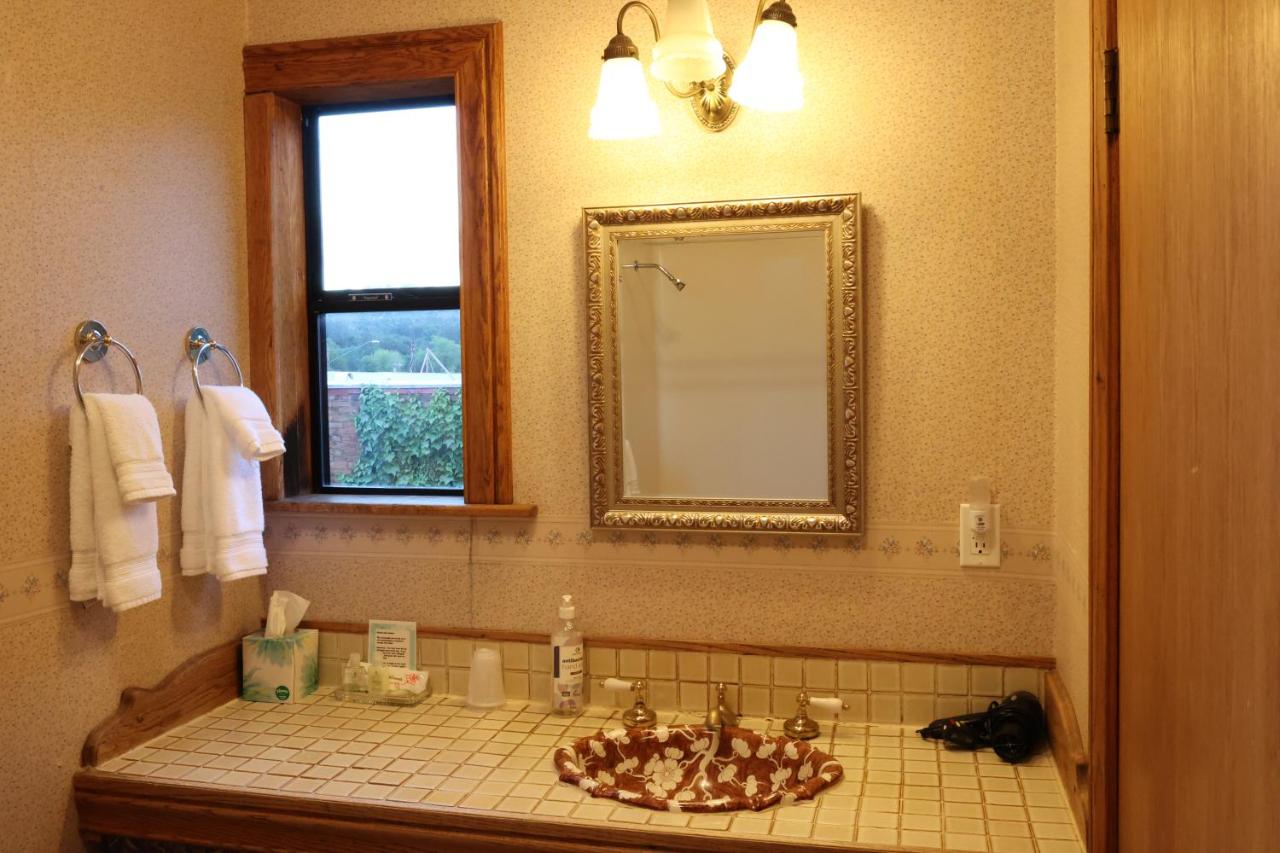| Mariposa Hotel Inn