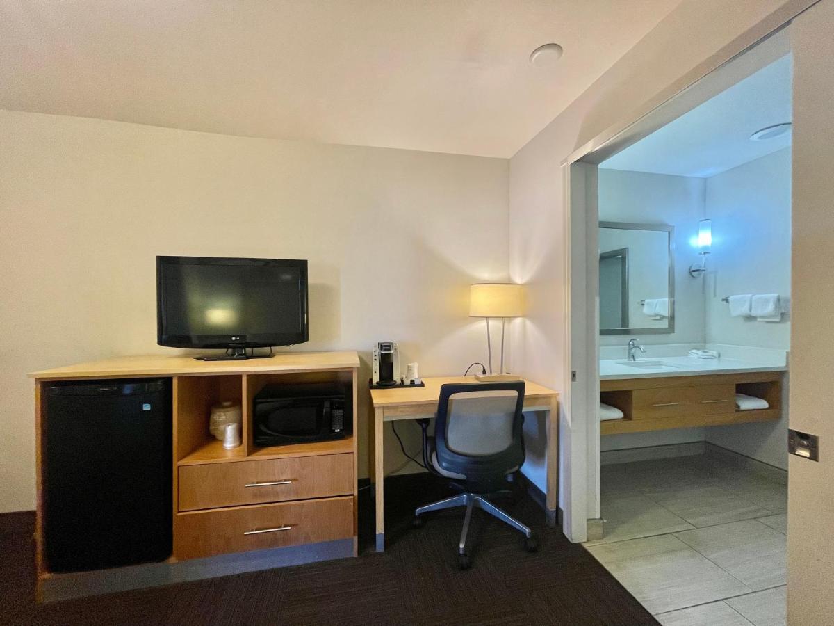 Deluxe King Room Smoke Free at Red Roof PLUS+ & Suites Tampa - Busch Gardens