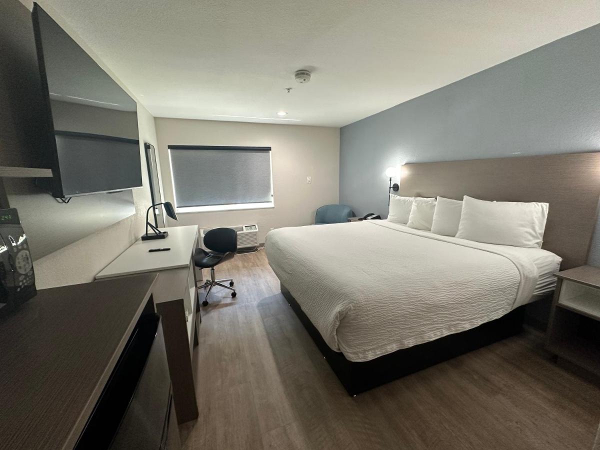 King Room - Non-Smoking at Days Inn by Wyndham Arlington