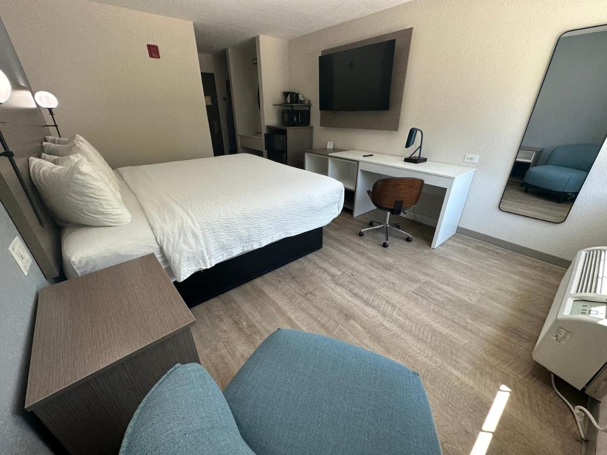 King Room - Non-Smoking at Days Inn by Wyndham Arlington