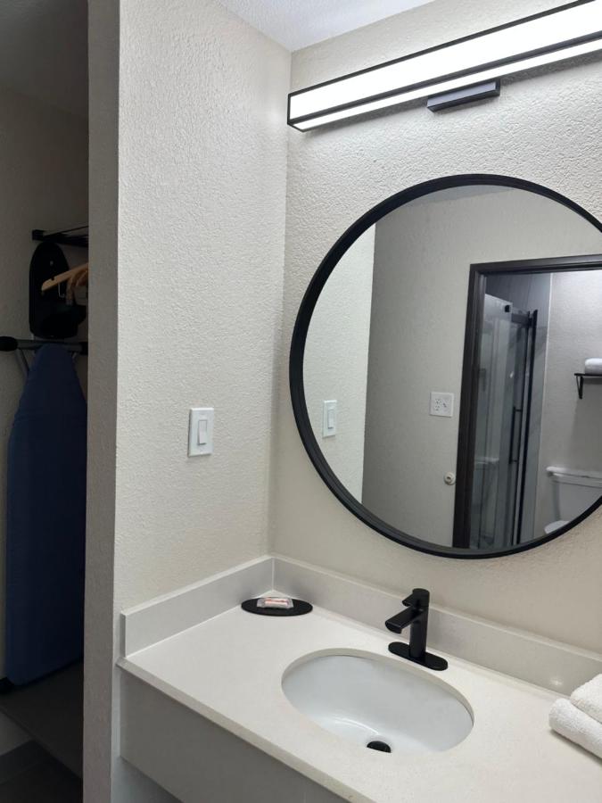 King Room - Non-Smoking at Days Inn by Wyndham Arlington