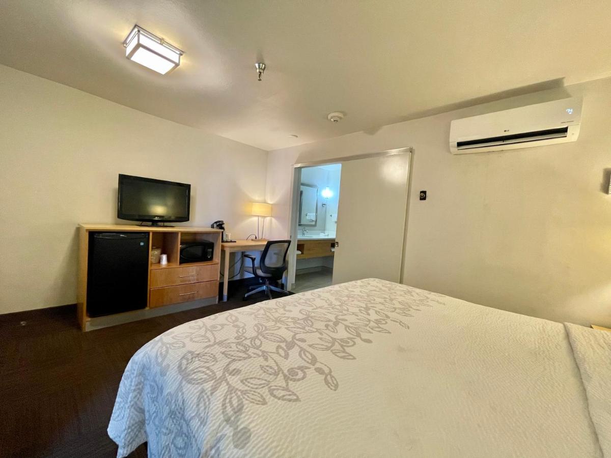 Deluxe King Room Smoke Free at Red Roof PLUS+ & Suites Tampa - Busch Gardens