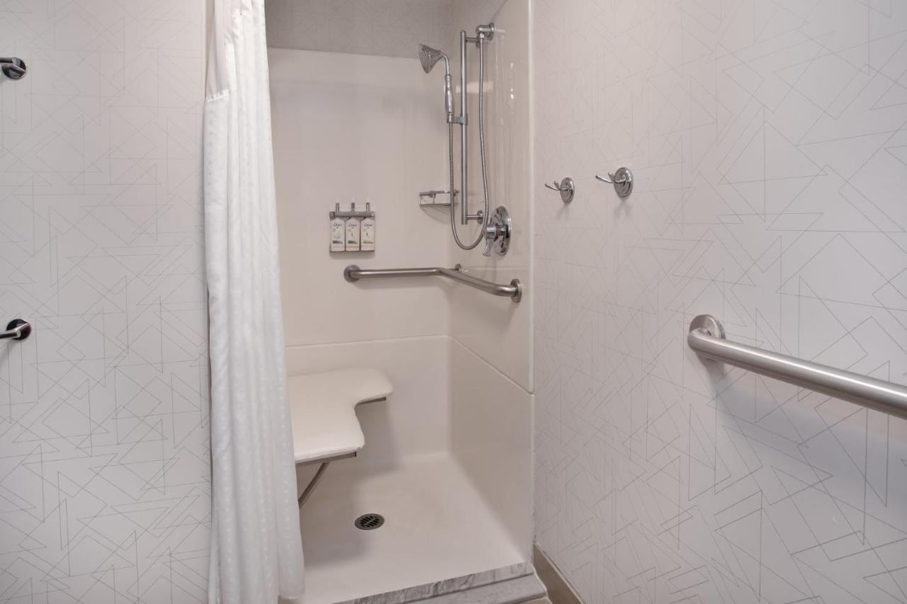 Queen Room - Disability Access/Non-Smoking at Holiday Inn Express Flagstaff by IHG