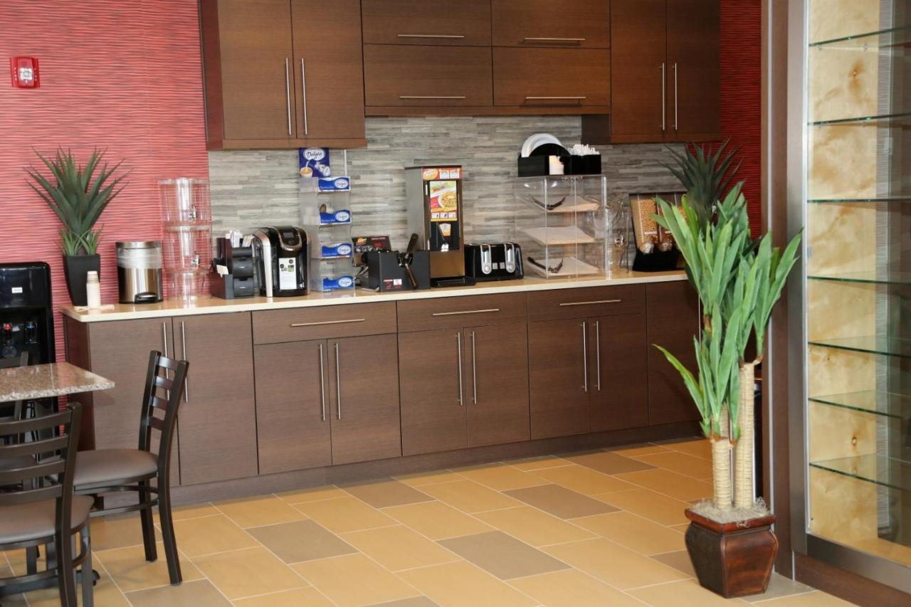 | Red Carpet Inn Elmwood