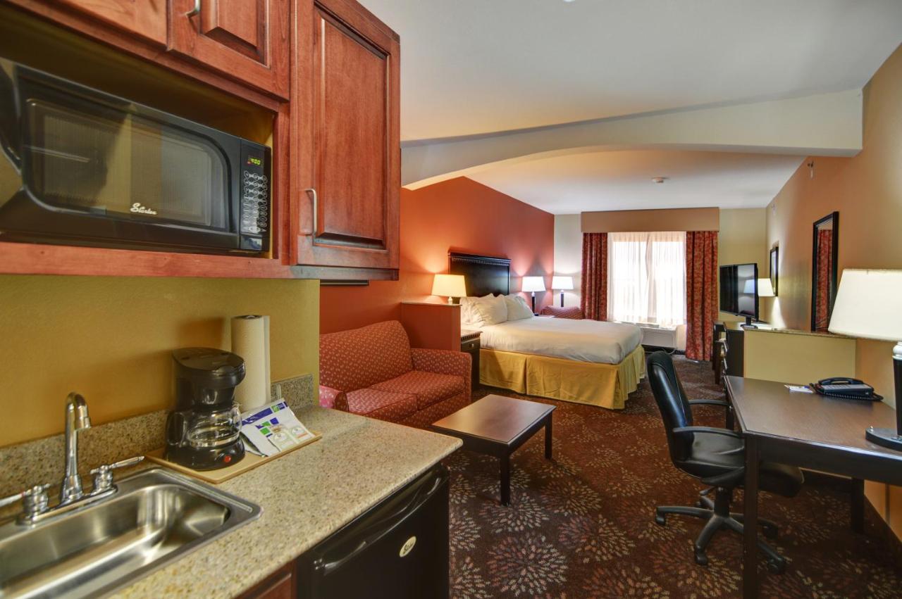 King Suite with Whirlpool at Holiday Inn Express & Suites Altus by IHG