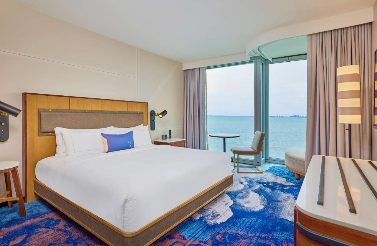 King Room at Sable at Navy Pier Chicago, Curio Collection by Hilton