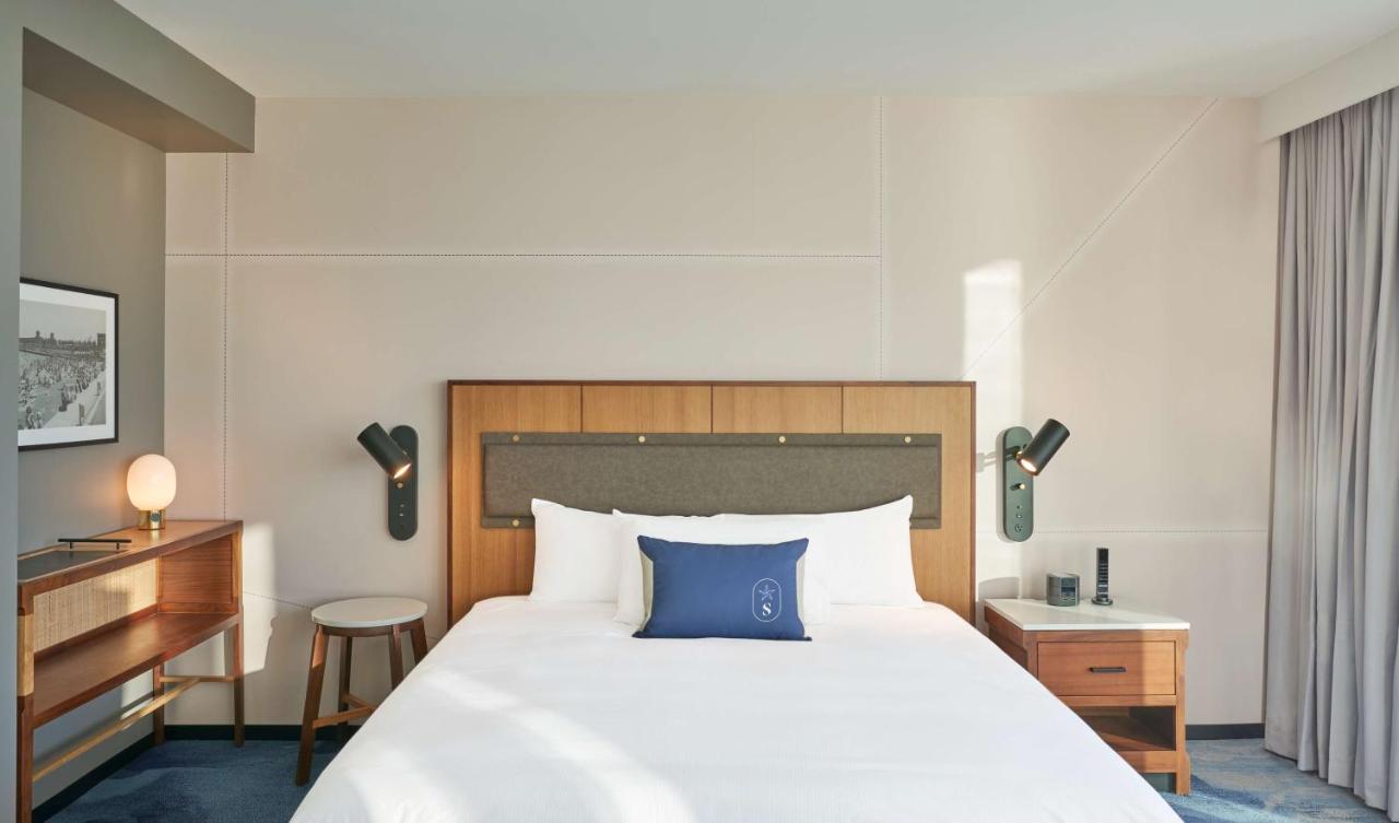 King Room at Sable at Navy Pier Chicago, Curio Collection by Hilton