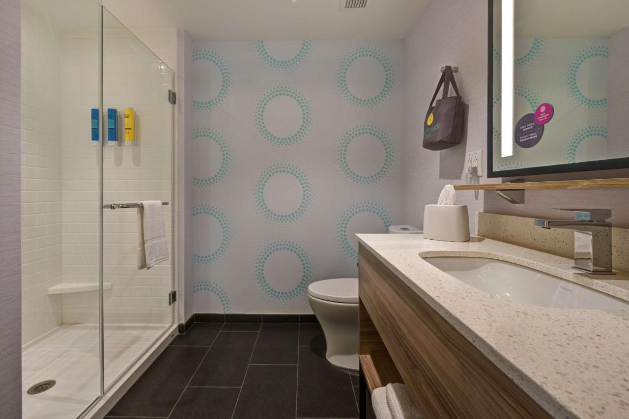 King Room at Tru by Hilton Mooresville
