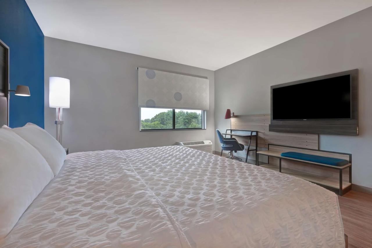 King Room at Tru by Hilton Mooresville