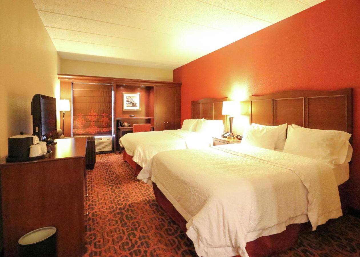 Queen Room at Hampton Inn Columbus-South