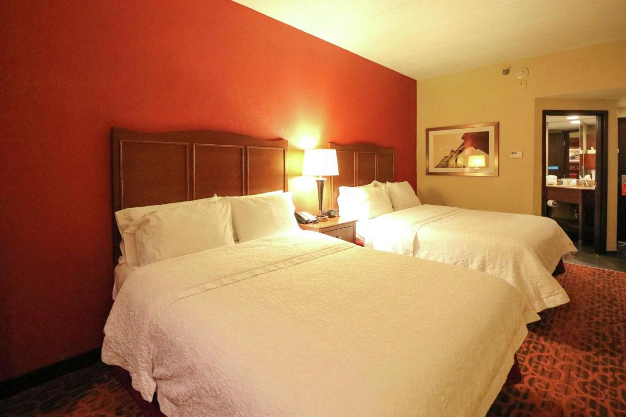 Queen Room at Hampton Inn Columbus-South