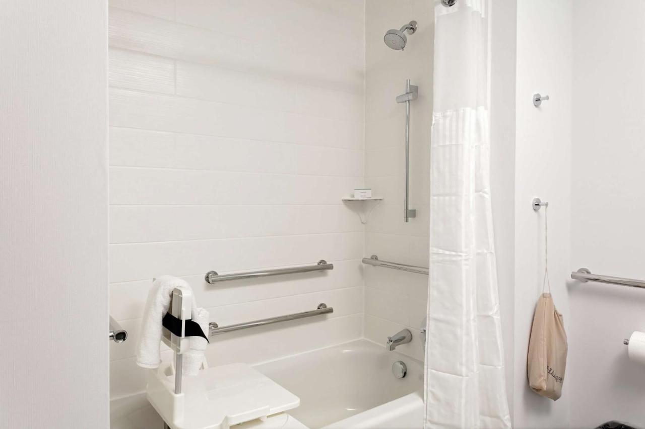 King Room - Mobility/Hearing Accessible with Bath Tub at Hilton Garden Inn Colorado Springs Downtown