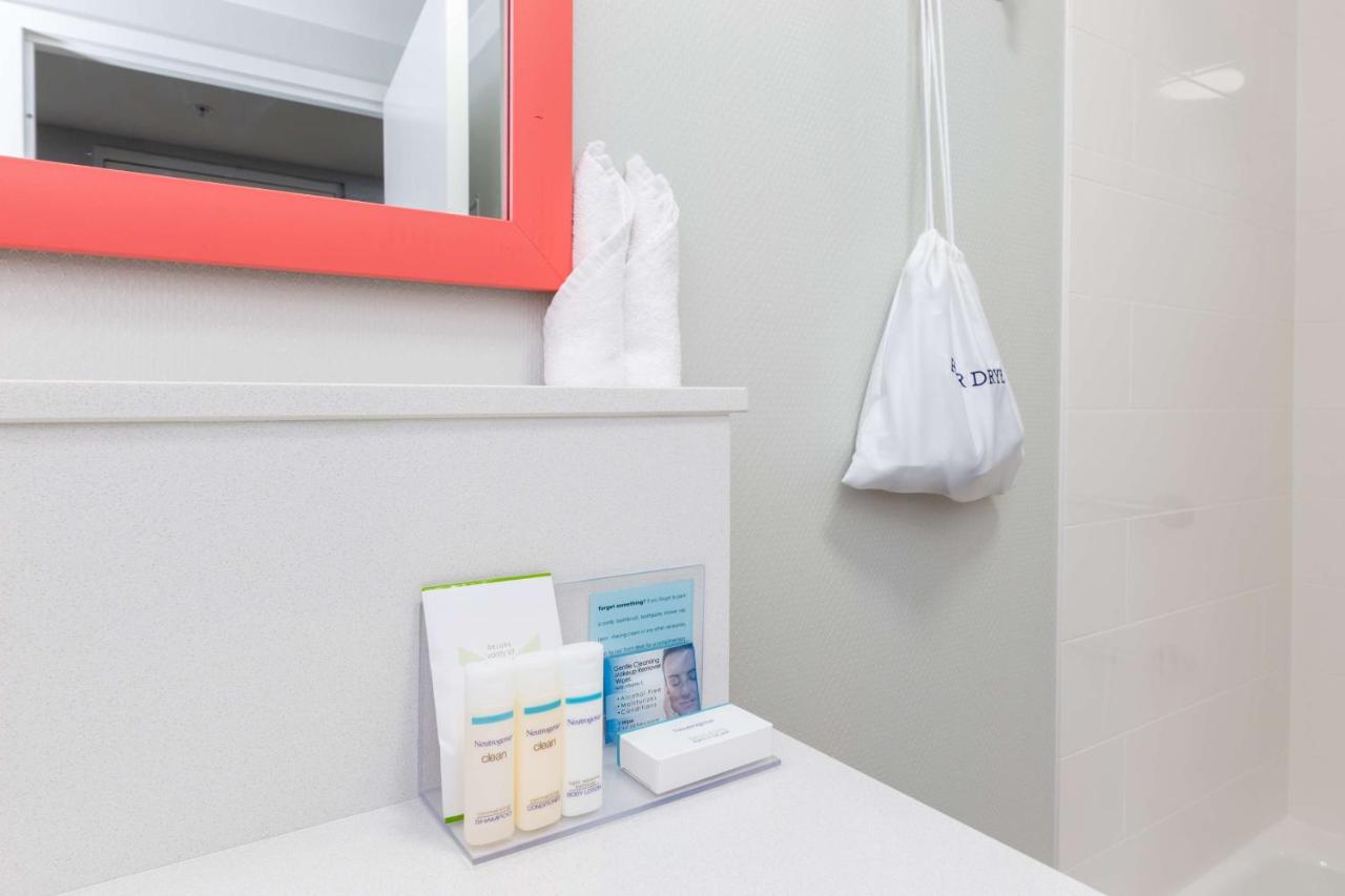 King Room - Disability Access/Non-Smoking with Tub at Hampton Inn Christiansburg/Blacksburg