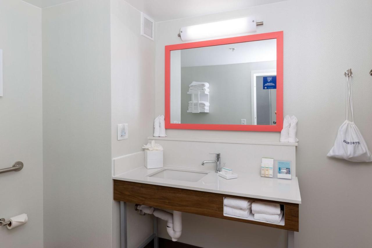 King Room - Disability Access/Non-Smoking with Tub at Hampton Inn Christiansburg/Blacksburg