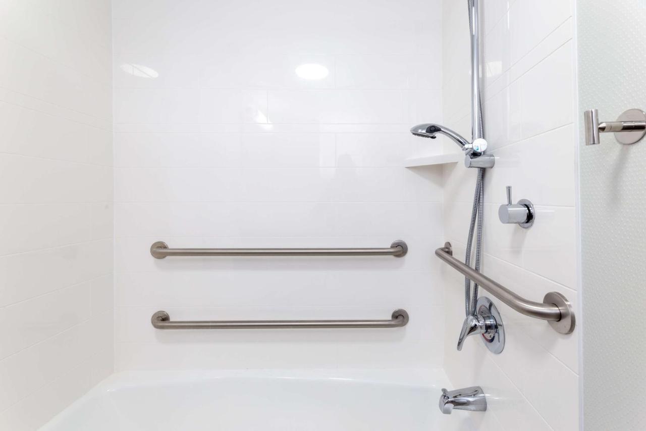 King Room with Bath Tub - Disability Accessible/Non-Smoking at Hampton Inn Christiansburg/Blacksburg