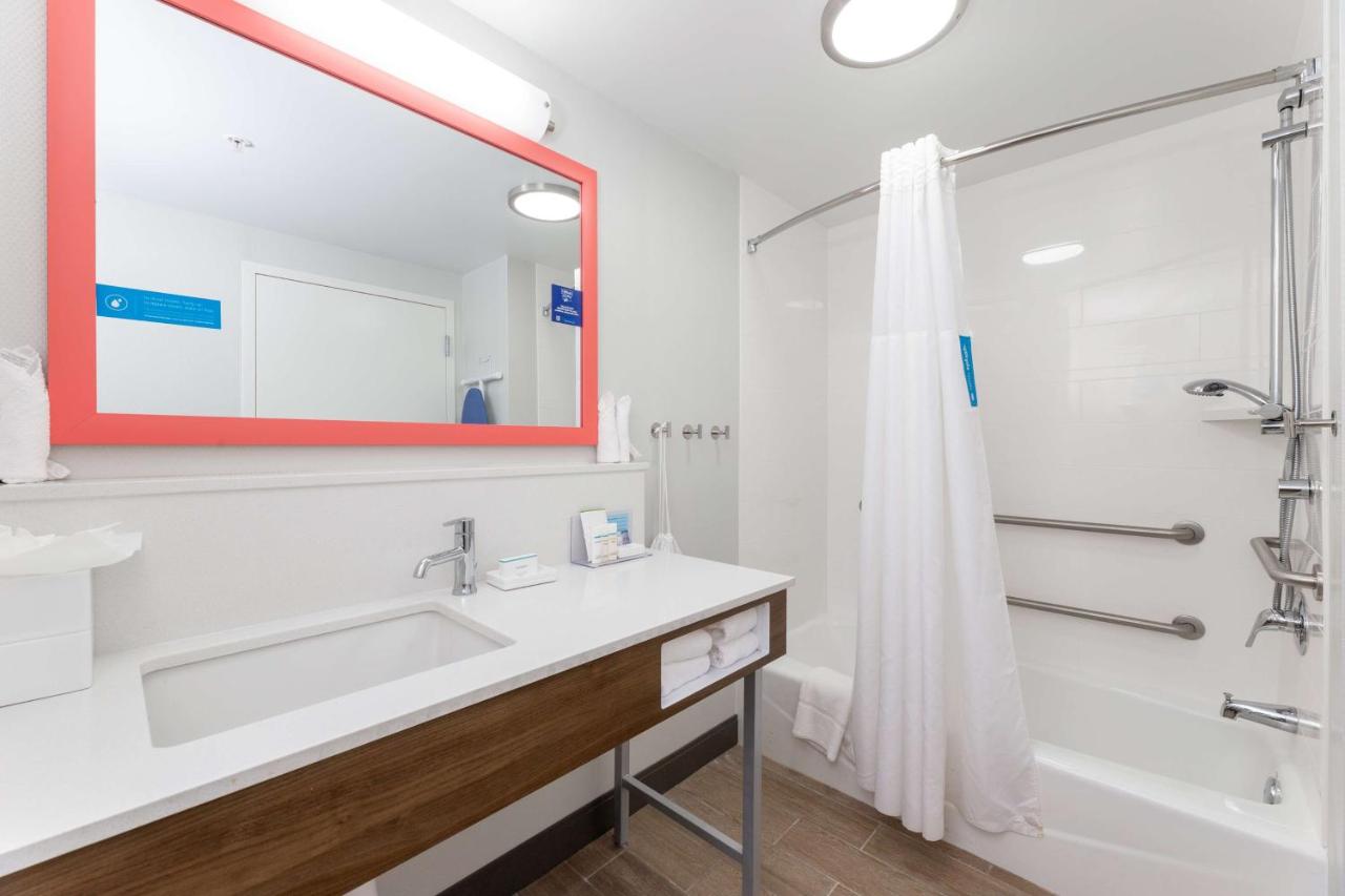 King Room with Bath Tub - Disability Accessible/Non-Smoking at Hampton Inn Christiansburg/Blacksburg