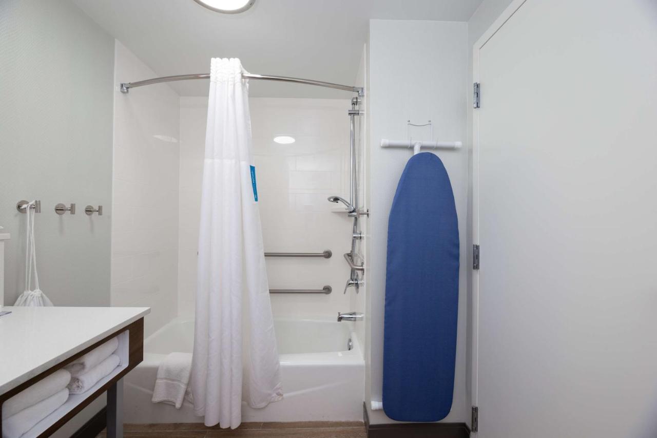 King Room with Bath Tub - Disability Accessible/Non-Smoking at Hampton Inn Christiansburg/Blacksburg