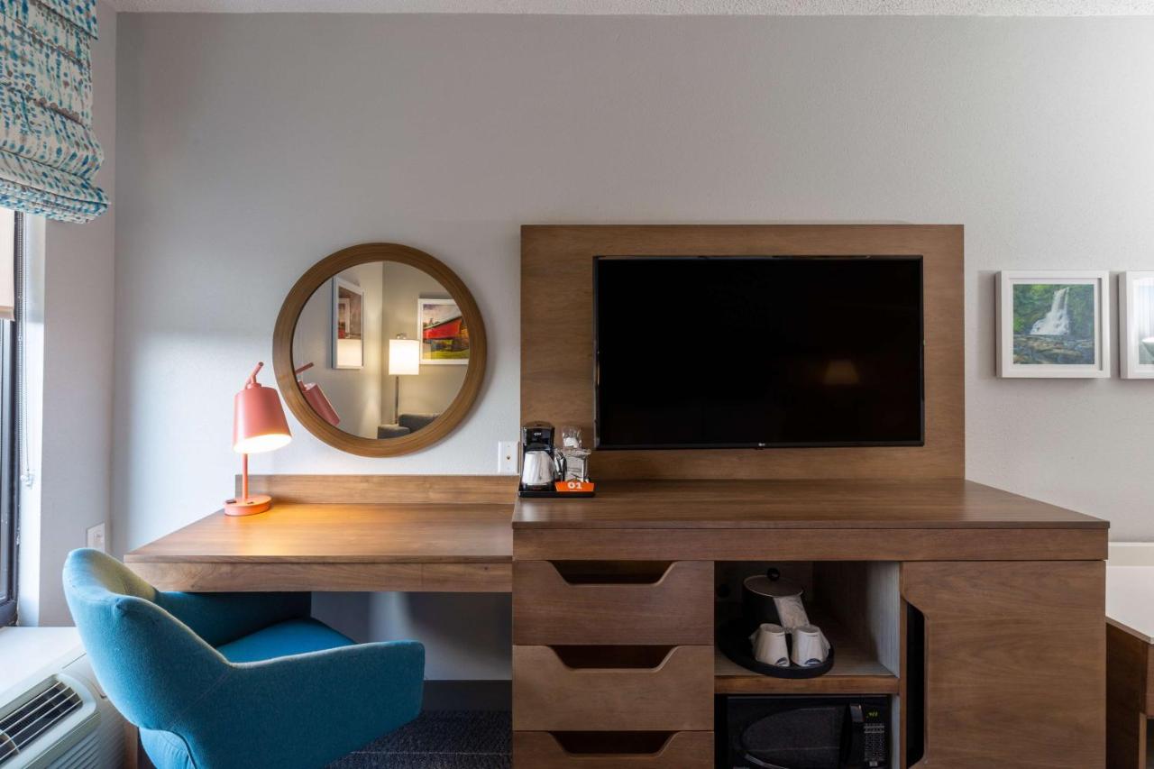 King Room - Disability Access/Non-Smoking with Tub at Hampton Inn Christiansburg/Blacksburg