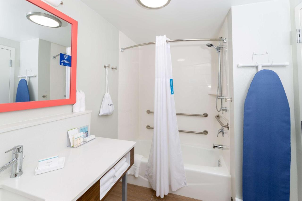King Room - Disability Access/Non-Smoking with Tub at Hampton Inn Christiansburg/Blacksburg