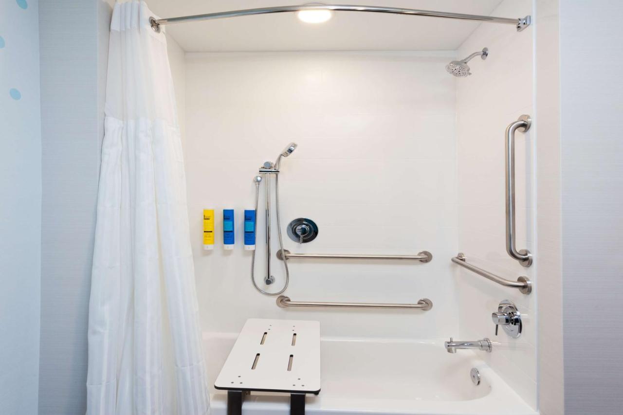 Queen Room with Two Queen Beds with Bath Tub - Mobility Accessible at Tru by Hilton Auburn