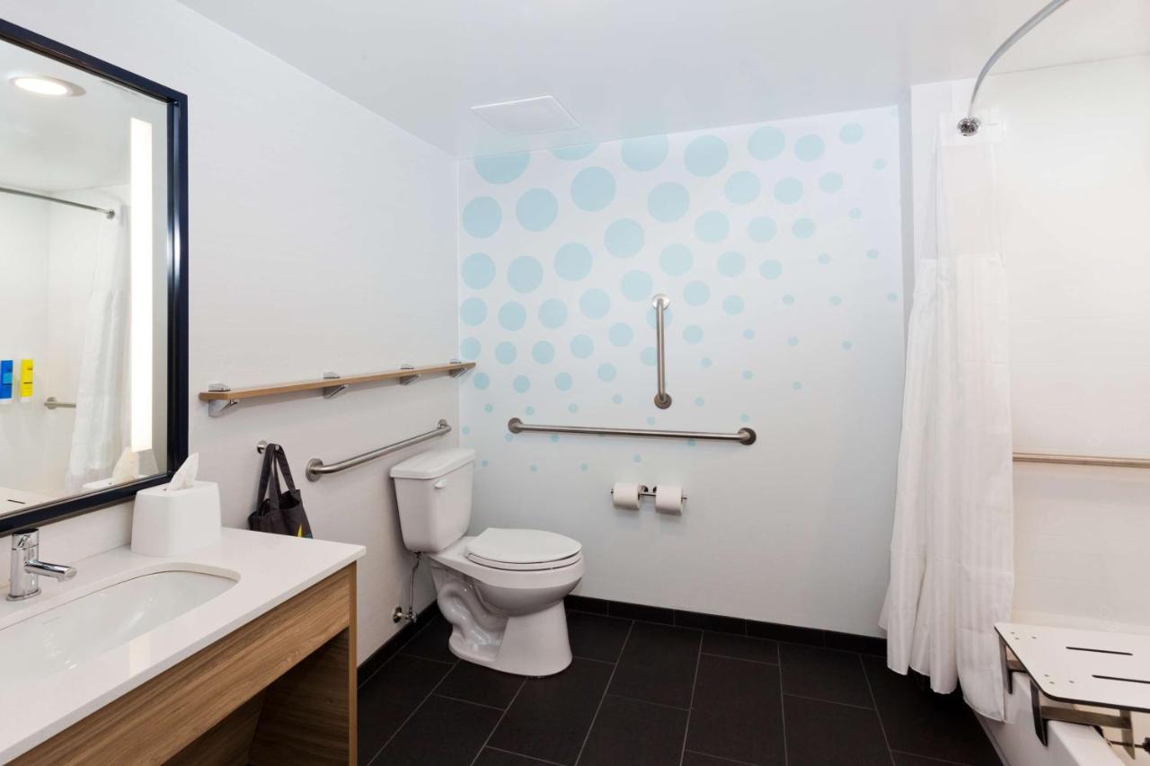 Queen Room with Two Queen Beds with Bath Tub - Mobility Accessible at Tru by Hilton Auburn