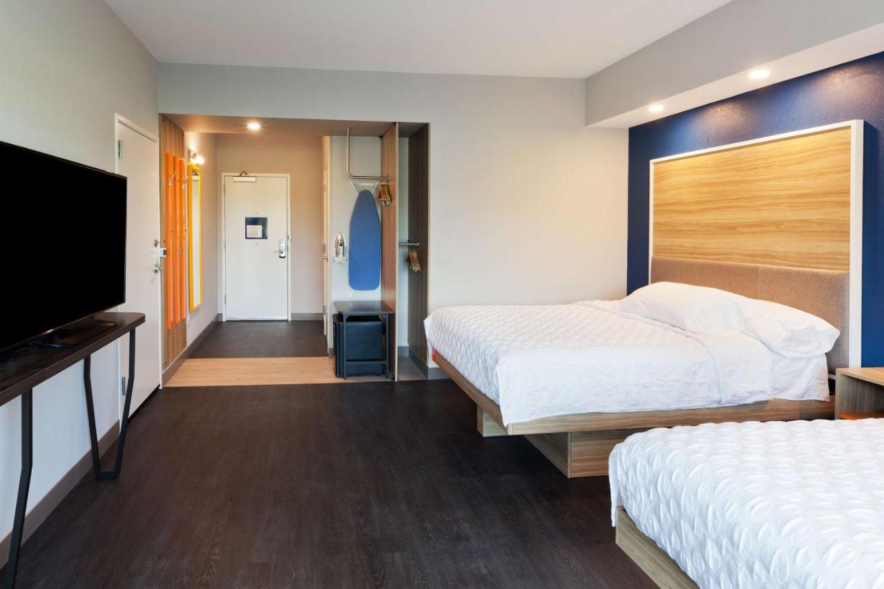 Queen Room with Two Queen Beds with Bath Tub - Mobility Accessible at Tru by Hilton Auburn