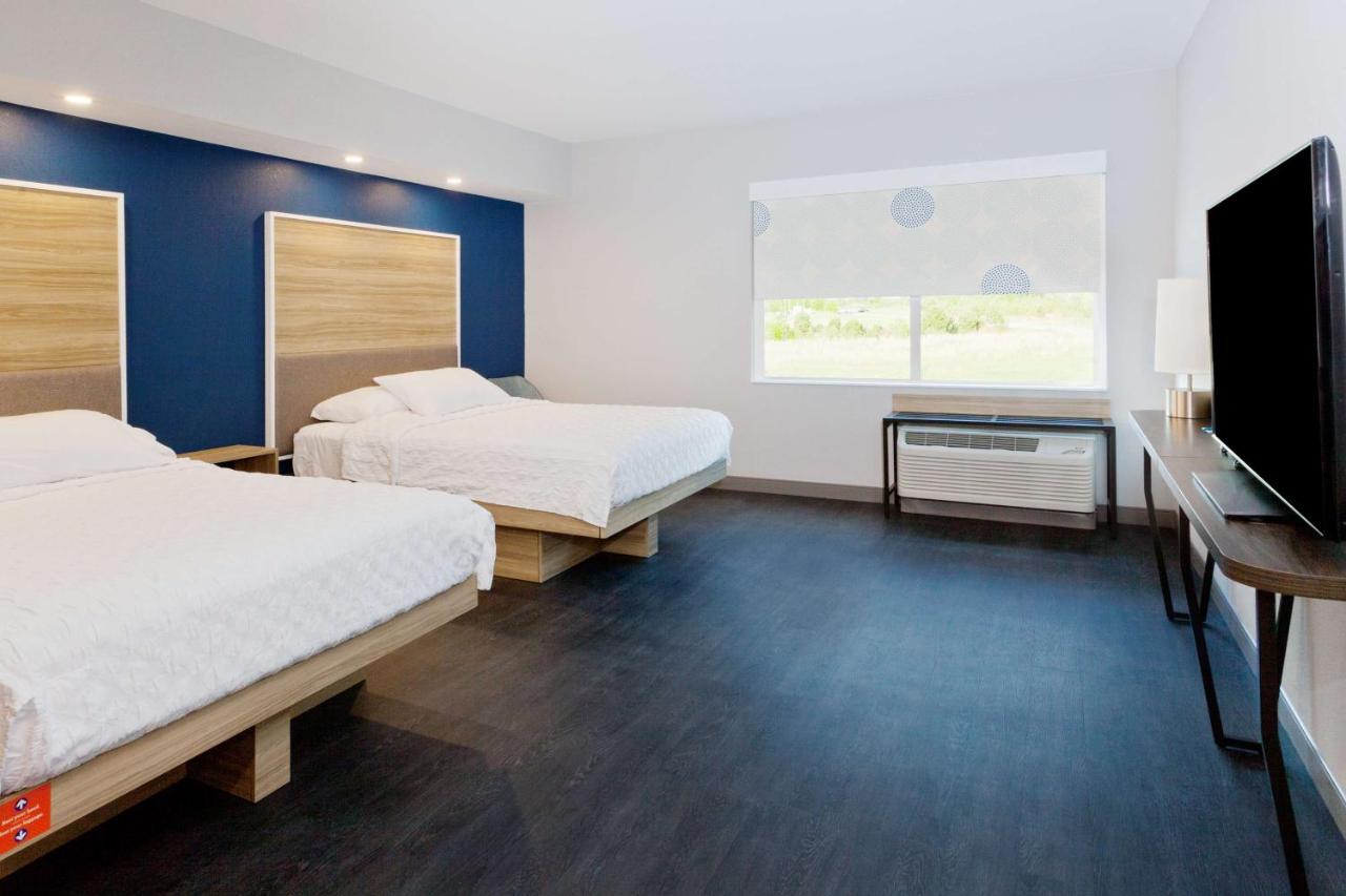 Queen Room with Two Queen Beds with Bath Tub - Mobility Accessible at Tru by Hilton Auburn