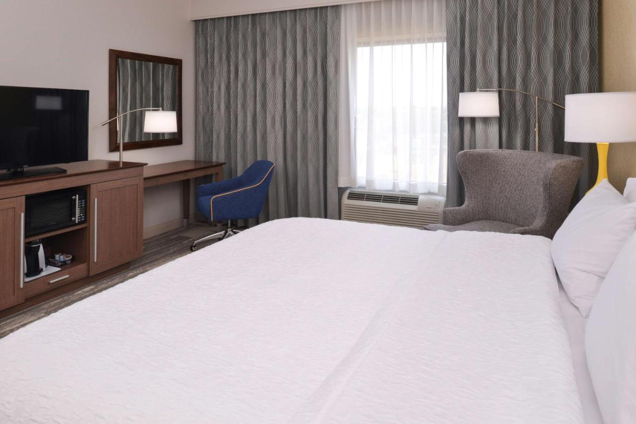 King Room - Mobility/Hearing Accessible with Bath Tub - Non-Smoking at Hampton Inn & Suites Cincinnati-Mason