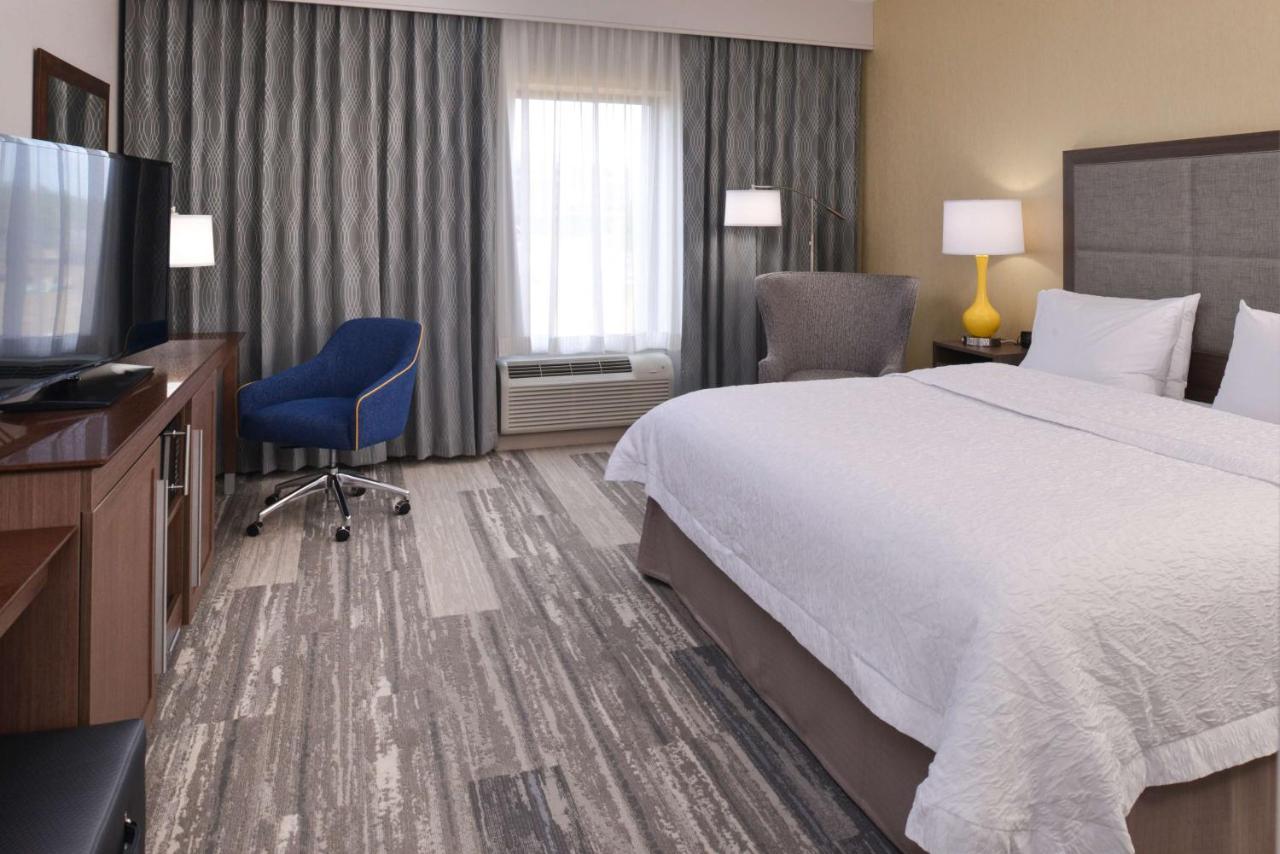 King Room - Mobility/Hearing Accessible with Bath Tub - Non-Smoking at Hampton Inn & Suites Cincinnati-Mason
