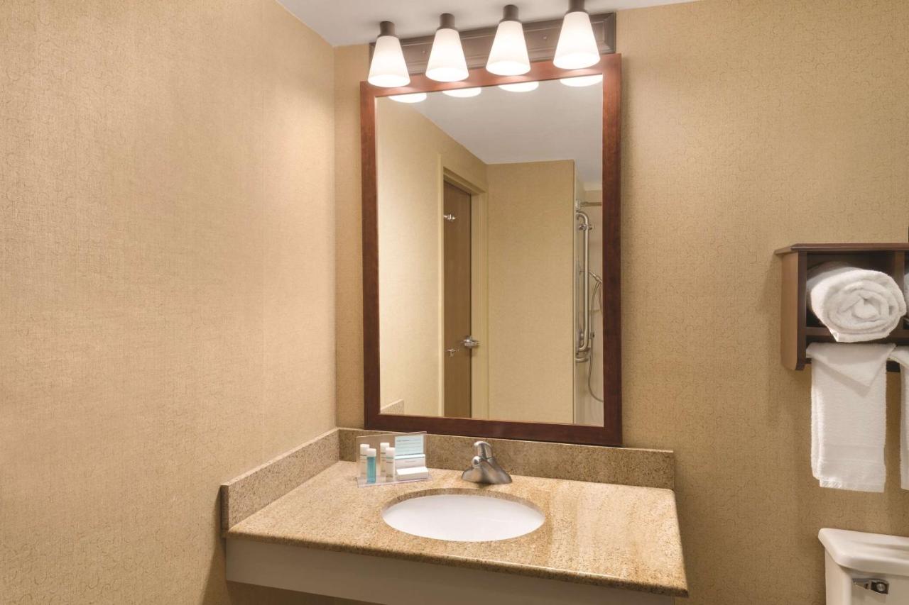 King Room - Roll-In Shower/Non-Smoking at Hampton Inn Cincinnati/Kings Island